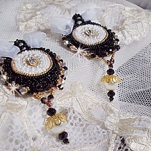 BO Noir Sacr&eacute; Haute Couture brod&eacute;es avec des cristaux : navette, toupies, perles rondes aplaties et rondes &agrave; laquelle s&rsquo;ajoute des perles en Verre et rocailles au couleurs vari&eacute;es